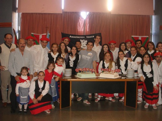 Dantzaris e integrantes de Urrundik celebrando con sendas tortas el aniversario de la institución y del programa 'Presencia Vasca' (fotoEE)